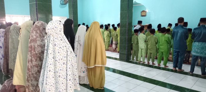 Siswa MIN 1 Tebo Terapkan Pembiasaan Sholat Dzuhur di Masjid