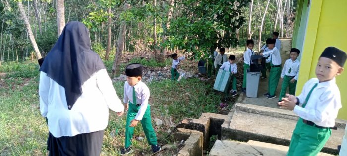 Seluruh Siswa MIN 1 Tebo Laksanakan  Kebersihan Madrasah Sebelum Pelaksanaan Sumatif Akhir Semester