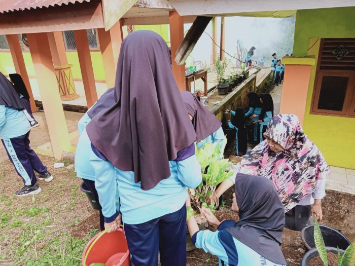 Keluarga Besar MIN 1 Tebo Kompak Gelar Gotong Royong Bersama, Sambut Acara FKKM di Madrasah Keluarga Besar MIN 1 Tebo Kompak Gelar Gotong Royong Bersama, Sambut Acara FKKM di Madrasah