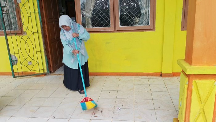 Dewan Guru dan Staf TU MIN 1 Tebo Kompak Jaga Kebersihan Madrasah di Hari Libur