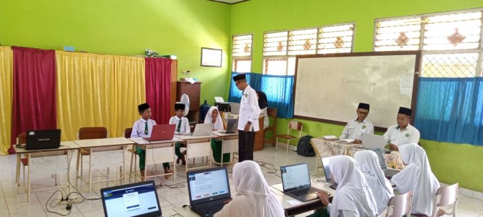 Kepala MIN 1 Tebo Tinjau Langsung Pelaksanaan ANBK 2025 Kepala MIN 1 Tebo Tinjau Langsung Pelaksanaan ANBK 2025