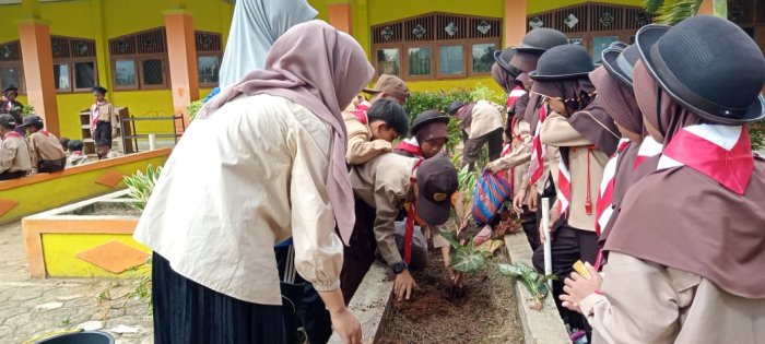 Siswa MIN 1 Tebo Tanamkan Cinta Alam Lewat Kegiatan Ektrakurikuler Pramuka