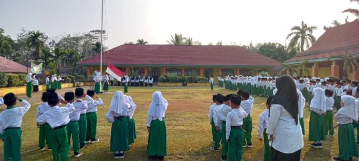 Keluarga Besar MIN 1 Tebo Laksanakan Rutinitas, Ikuti Pelaksanan Upacara Kedisiplinan Dengan Antusias Keluarga Besar MIN 1 Tebo Laksanakan Rutinitas, Ikuti Pelaksanan Upacara Kedisiplinan Dengan Antusias