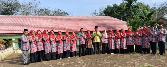 Keluarga Besar MIN 1 Tebo Memperingati Hari Batik Nasional dengan Berbatik Bersama Keluarga Besar MIN 1 Tebo Memperingati Hari Batik Nasional dengan Berbatik Bersama