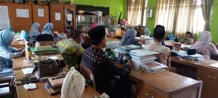 Kepala MIN 1 Tebo Bersama Dewan Guru Gelar Brifing Bersama Bahas Program Penting di Madrasah