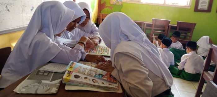 Siswa MIN 1 Tebo Giatkan Literasi Membaca  Lewat Kunjungan Perpustakaan Pada Jam Istirahat