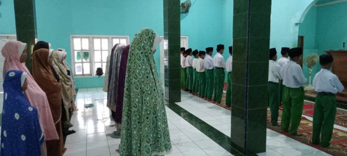 Siswa Kelas VI MIN 1 Tebo Laksanakan Pembiasaan Rutin Sholat Dhuha Setiap Selasa