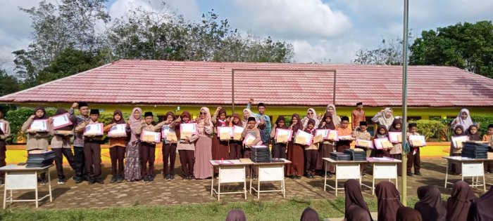 Bahagianya Siswa MIN 1 Tebo Peroleh Juara Kelas Pada Semester Ganjil Tahun 2025
