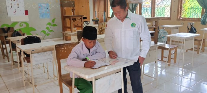 Dewan Guru MIN 1 Tebo Dampingi Siswa Laksanakan  Ujian Susulan di Madrasah