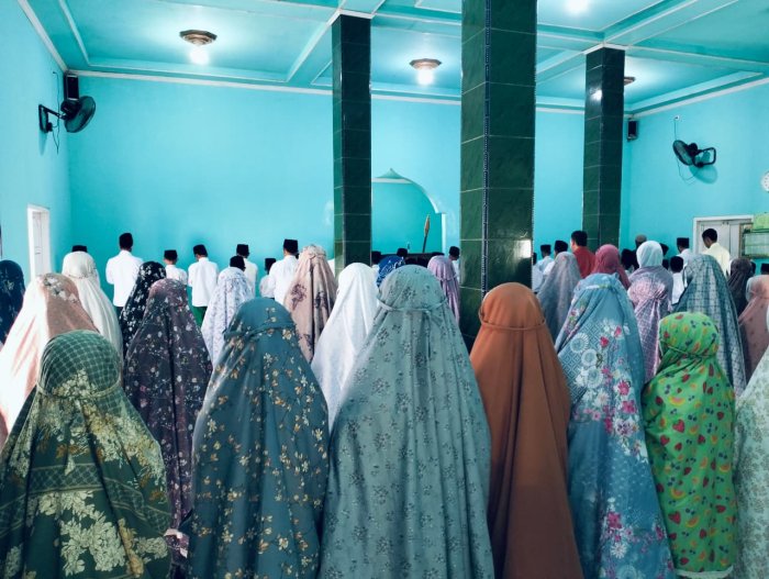 Siswa MIN 1 Tebo Aktif Ikuti Pembiasaan Sholat Dzuhur Berjamaah di Masjid Area Madrasah Siswa MIN 1 Tebo Aktif Ikuti Pembiasaan Sholat Dzuhur Berjamaah di Masjid Area Madrasah