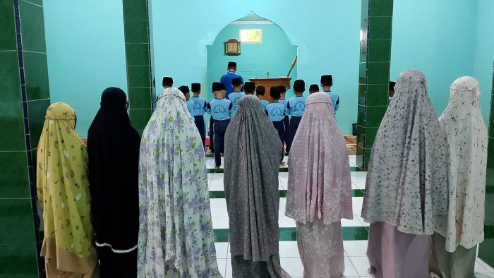 Siswa Kelas 3 MIN 1 Tebo Rutin Laksanakan Sholat Dhuha Setiap Sabtu Siswa Kelas 3 MIN 1 Tebo Rutin Laksanakan Sholat Dhuha Setiap Sabtu