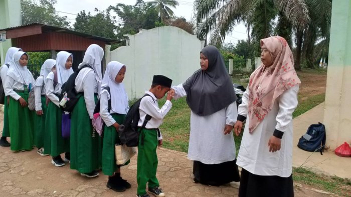 Guru MIN 1 Tebo Sambut Kedatangan  Siswa di Gerbang Madrasah Setiap Pagi