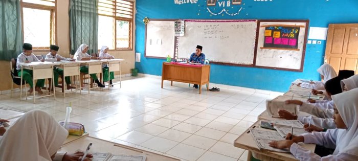 Dewan Guru MIN 1 Tebo Galakkan Semangat Mengajar, Koreksi Soal Latihan Siswa