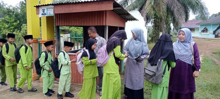 Dewan Guru MIN 1 Tebo Laksanakan Rutinitas Penting Sambut Siswa Setiap Pagi Dewan Guru MIN 1 Tebo Laksanakan Rutinitas Penting Sambut Siswa Setiap Pagi