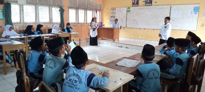 Dewan Guru  MIN 1 Tebo Kenalkan Pahlawan Revolusi kepada Siswa