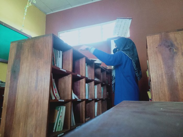 Pustakawan MIN 1 Tebo Rapikan Buku Bacaan Dukung Literasi Siswa di Perpustakaan Madrasah