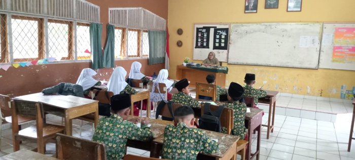 Siswa MIN 1 Tebo Tetap Semangat Belajar Meski Hujan Deras