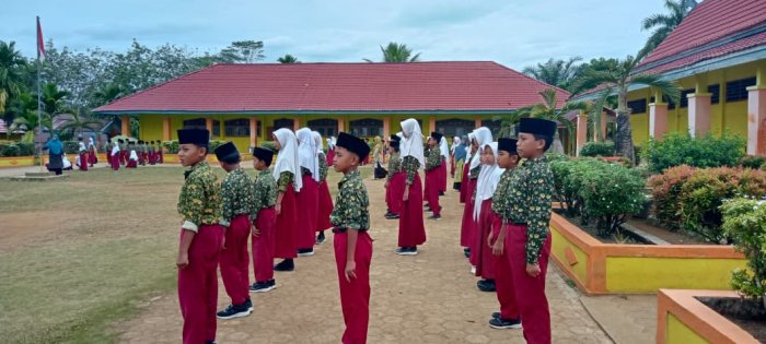 Siswa MIN 1 Tebo Tunjukkan Kekompakan dalam Pembiasaan LKBB di Hari Kamis Siswa MIN 1 Tebo Tunjukkan Kekompakan dalam Pembiasaan LKBB di Hari Kamis
