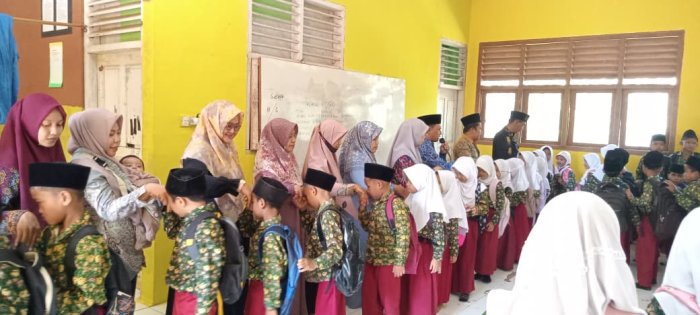 Keluarga Besar MIN 1 Tebo Gelar Tradisi Bersalam-Salaman Sambut Hari Raya Idul Fitri Keluarga Besar MIN 1 Tebo Gelar Tradisi Bersalam-Salaman Sambut Hari Raya Idul Fitri