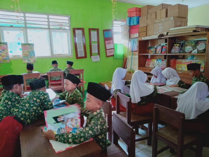 Siswa MIN 1 Tebo Manfaat Waktu Istirahat Gelar Kunjungan Pustaka Perkuat Literasi Membaca