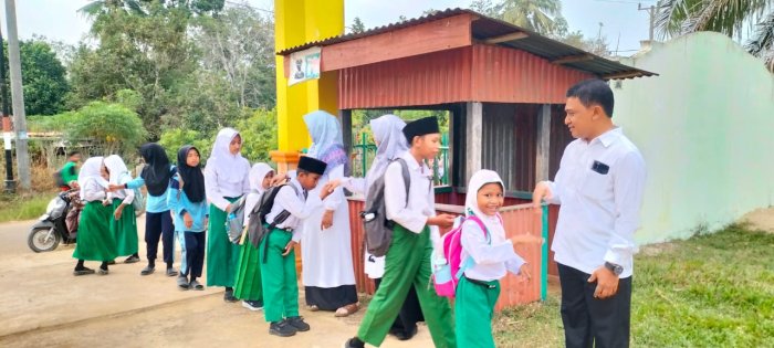 Dewan Guru MIN 1 Tebo Rutin Sambut Siswa di Gerbang Madrasah Dengan Penuh Semangat