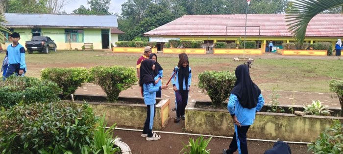 Seluruh Siswa MIN 1 Tebo Rutin Jaga Kebersihan Madrasah