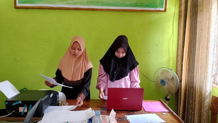 Staf TU MIN 1 Tebo Ikut Serta Dalam Penyusunan Berkas di Madrasah Staf TU MIN 1 Tebo Ikut Serta Dalam Penyusunan Berkas di Madrasah