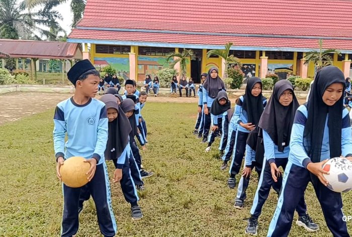 Siswa MIN 1 Tebo Antusias Ikuti Estafet Bola di Madrasah