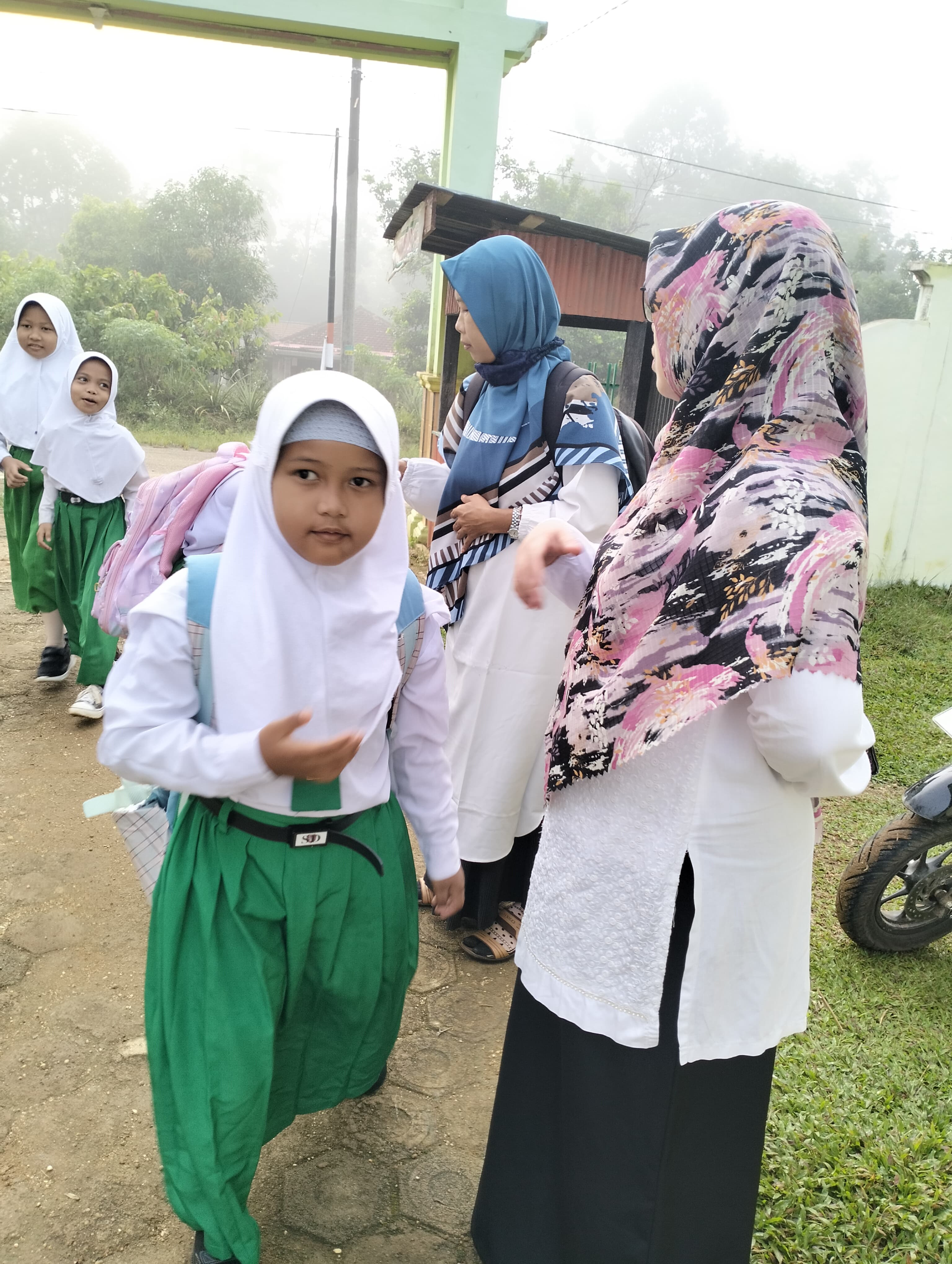 Dewan Guru Semangat Antusias Menyambut Kedatangan Siswa Dewan Guru Semangat Antusias Menyambut Kedatangan Siswa