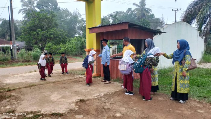 Dewan Guru MIN 1 Tebo Rutin Adakan Pelaksanaan Sambut Siswa Setiap Pagi Dengan Semangat