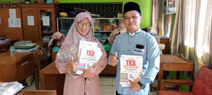 Wali Kelas VI MIN 1 Tebo Terima Buku Tes Kemampuan Akademik (TKA)  Untuk Siswa