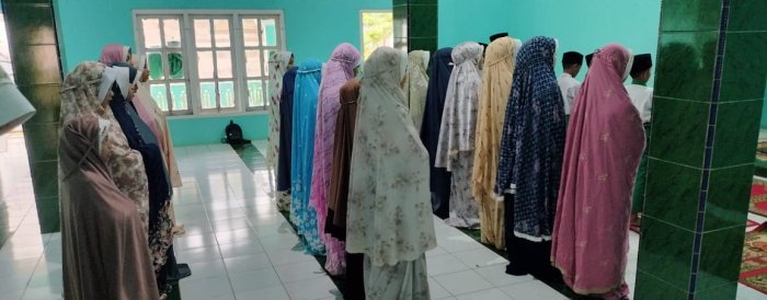 Siswa Kelas 6 MIN 1 Tebo Ikuti Pelaksanaan  Sholat Dhuha Berjamaah di Masjid