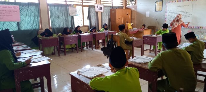 Siswa Kelas Tinggi MIN 1 Tebo Ikuti Pembelajaran Dengan Sungguh-Sungguh