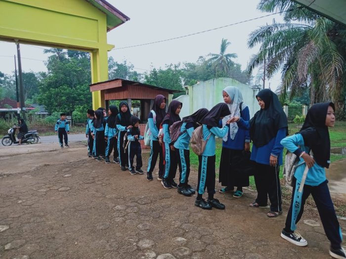 MIN 1 Tebo Terapkan Disiplin Melalui Penyambutan Siswa di Gerbang Madrasah MIN 1 Tebo Terapkan Disiplin Melalui Penyambutan Siswa di Gerbang Madrasah