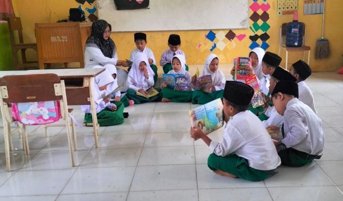 Siswa Kelas 1A MIN 1 Tebo Gelar Kegiatan Membaca Bersama di Ruang Kelas