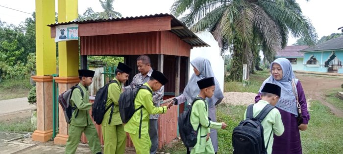 MIN 1 Tebo Ciptakan Karakter Disiplin Siswa Lewat Kegiatan Penyambutan Siswa di Gerbang Madrasah
