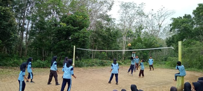 Siswa MIN 1 Tebo Kembangkan Bakat Olahraga di Madrasah Saat Jam Istirahat Berlangsung Siswa MIN 1 Tebo Kembangkan Bakat Olahraga di Madrasah Saat Jam Istirahat Berlangsung
