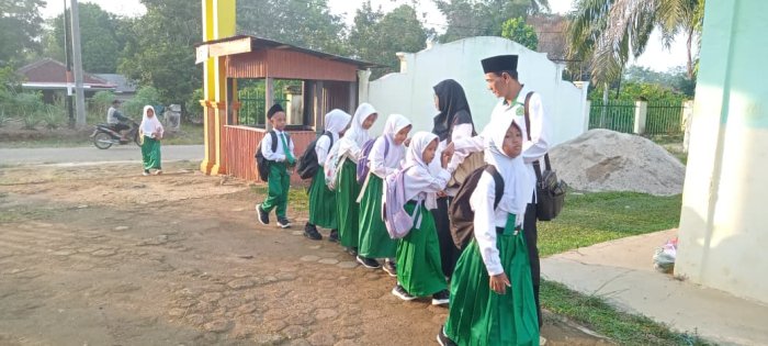 Dewan Guru MIN 1 Tebo Sambut Siswa di Gerbang Madrasah