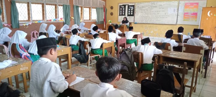 Siswa Kelas 3 MIN 1 Tebo Jalani Ujian Tengah Semester