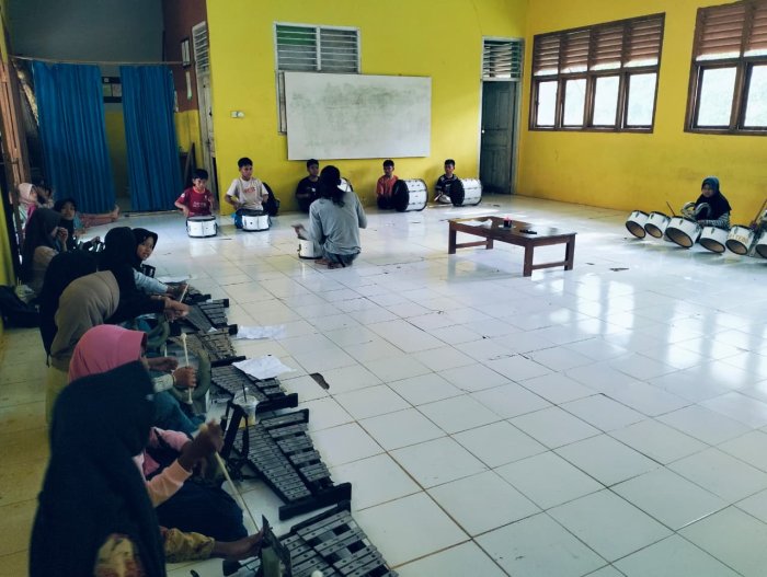 Siswa MIN 1 Tebo Aktif Ikuti Latihan Ektrakurikuler Drumband di Madrasah Siswa MIN 1 Tebo Aktif Ikuti Latihan Ektrakurikuler Drumband di Madrasah