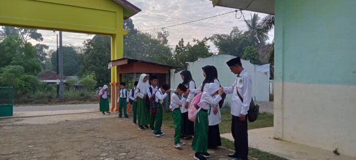 Dewan Guru MIN 1 Tebo Sambut Siswa dengan Semangat Setiap Pagi