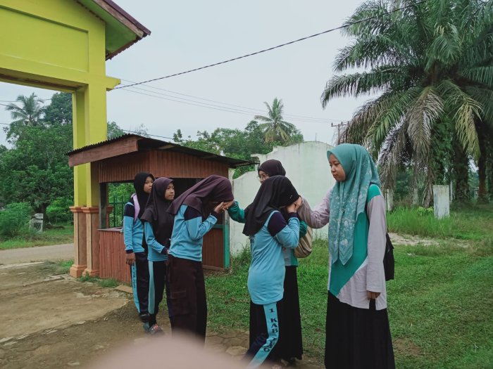 Dewan Guru MIN 1 Tebo Bentuk Karakter Disiplin Siswa Lewat Pembiasaan Sambut Siswa Setiap Pagi