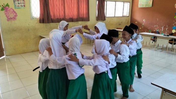 Siswa Kelas 1A MIN 1 Tebo Terapkan Pembelajaran Kreatif Bersama Wali Kelas