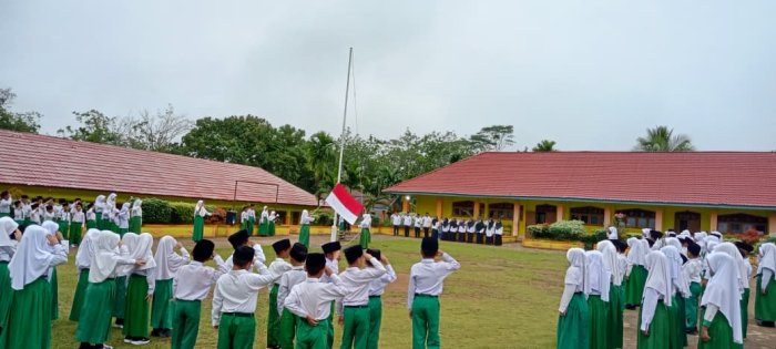 Keluarga Besar MIN 1 Tebo Laksanakan Rutinitas Upacara Bendera  Setiap Hari Senin