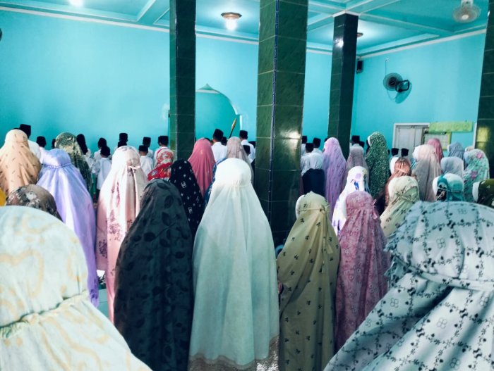 Siswa MIN 1 Tebo Ikuti  Pelaksanaan Sholat Dzuhur Berjamaah Rutin di Masjid Area Madrasah