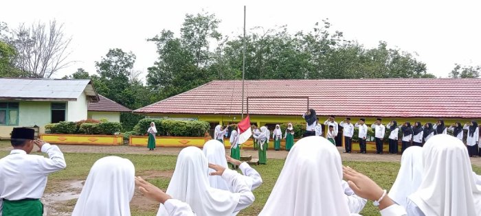 Keluarga MIN 1 Tebo Gelar Upacara Bendera Rutin Setiap Hari Senin