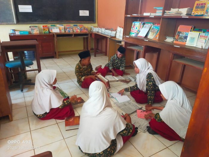 Siswa Kelas 6B Ikuti Pelajaran Bahasa Indonesia Ciptakan Kamus Kecil Bersama Wali Kelas