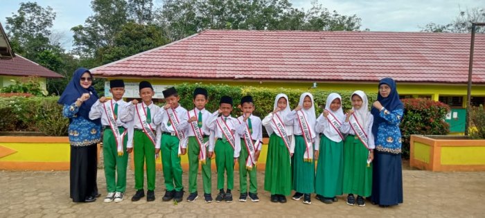 Siswa Kelas 4 MIN 1 Tebo Sukses Laksanakan Tugas Dalam Kegiatan Upacara Bendera di Madrasah Siswa Kelas 4 MIN 1 Tebo Sukses Laksanakan Tugas Dalam Kegiatan Upacara Bendera di Madrasah
