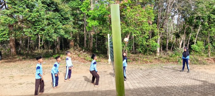 Siswa Kelas 5A Laksanakan Pembelajaran PJOK Dengan Serius Bersama Dewan Guru