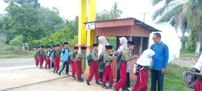 Dewan Guru MIN 1 Tebo Rutin Laksanakan Piket Pagi Sebagai Pembentuk Karakter Siswa